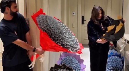 Anasına görün nə hədiyyə verdi