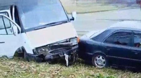 Cəlilabadda mikroavtobus ilə minik avtomobili toqquşdu