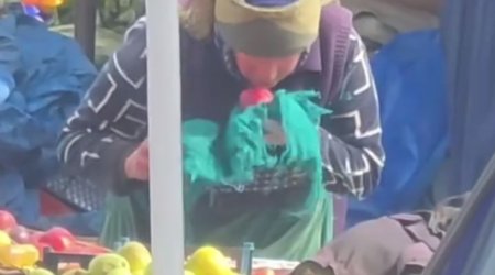 Almaları tüpürərək silməsi ilə gündəm olan satıcı danışdı &ndash; VİDEO