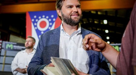 Paşinyan Vensə kitab hədiyyə edən muzey direktorunu işdən qovdu- FOTO