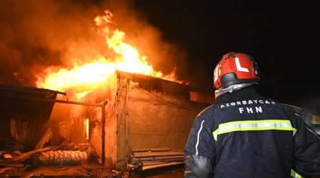 Sahibkarlar yanan Dərnəgül bazarından mallarını çıxarmağa çalışırlar - FOTO/VİDEO