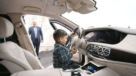 Balaca Xocavənd sakini Prezidentin avtomobilində sükan arxasında - FOTO/VİDEO