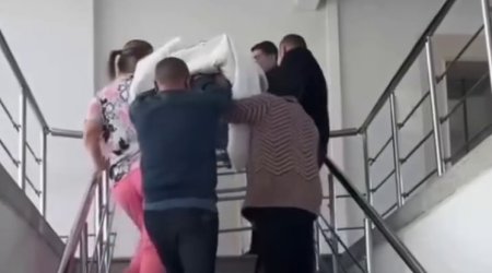 Doğuşa gələn xəstəni pilləkənlə qaldırdılar - Gəncə xəstəxanasındakı görüntülərlə bağlı RƏSMİ AÇIQLAMA &ndash; VİDEO