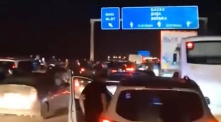 Bakı&ndash;Ələt yolunda KamAZ aşdı, uzun tıxac yarandı - VİDEO