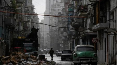 Biri düyü, biri neft göndərir