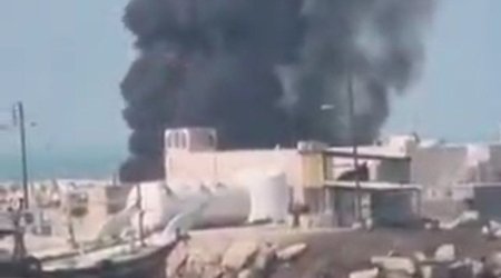 ABŞ Hörmüz boğazında hərəkəti bloklamaq üçün istifadə olunan katerlərə zərbə endirdi - VİDEO