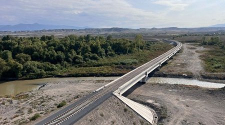 Həkəri körpüsünün fonunda şəkil çəkdirən üç erməni TUTULDU