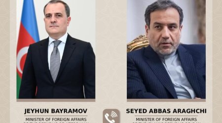 Ceyhun Bayramov iranlı həmkarı ilə regional vəziyyəti müzakirə etdi