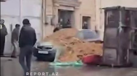 Yük maşını aşdı, gübrə digər avtomobilin üzərinə töküldü - VİDEO