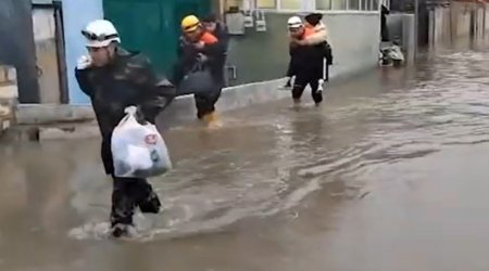 Bakının iki rayonunda evlərini su basan sakinlər təxliyə edildilər - VİDEO