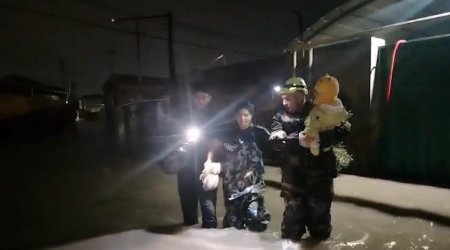 Bakıda su basmış ərazilərdən sakinlər belə təxliyə olundu &ndash; VİDEO