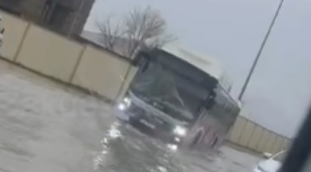 Zabrat yolunda "BakuBus" batdı &ndash; VİDEO