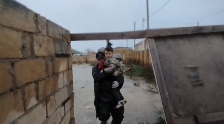 8 azyaşlı su basmış ərazilərdən təxliyə edildi &ndash; VİDEO