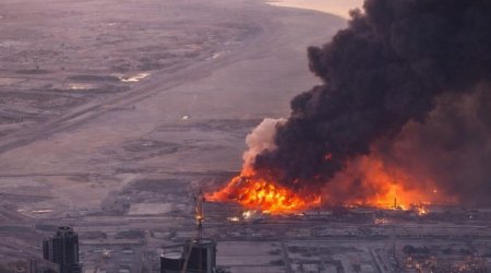 İran zərbəsi Abu-Dabini alova qərq etdi: Nəhəng zavod yanır - VİDEO