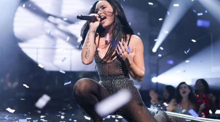 İllər sonra səhnəyə qayıdır - Fotolar