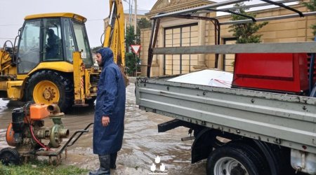 Yağışa görə evlərini su basan sakinlər otellərə yerləşdirilib &ndash; FOTO