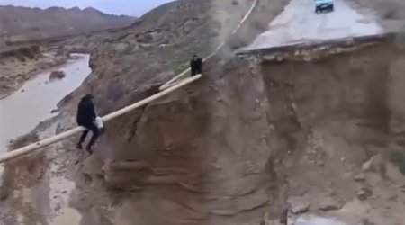 Qaradağda yolu sel apardı - Belə keçirlər - VİDEO