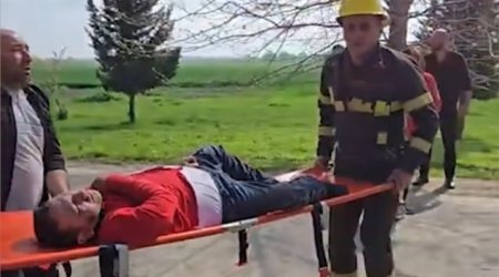 Avtomobildə sıxılı qalan sürücü belə xilas edildi - VİDEO