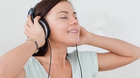 Başqasının qulaqcıqlarından istifadə niyə bu qədər təhlükəlidir?