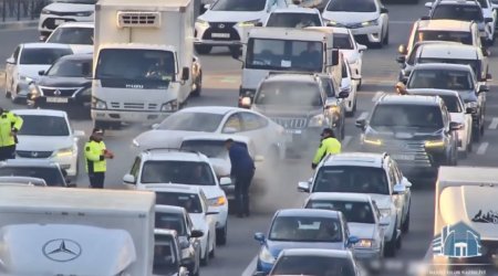 Bakıda yolun ortasında yanan avtomobil belə söndürüldü &ndash; ANBAAN VİDEO