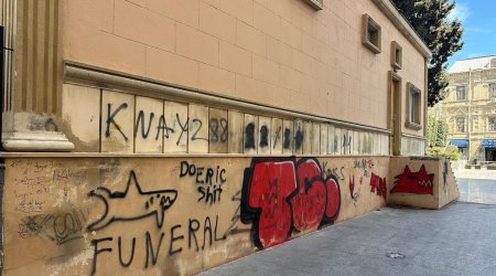 Bakıda tarixi binanı zədələyənlərin FOTOLARI