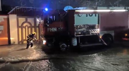 Yağışın fəsadları belə aradan qaldırılır &ndash; VİDEO