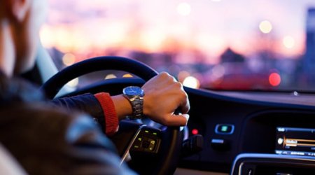 Yol kənarı ilə gedirdi, maşın vurub öldürdü