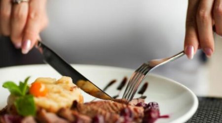 Azərbaycanda qadın yemək yeyərkən faciəvi şəkildə ölüb