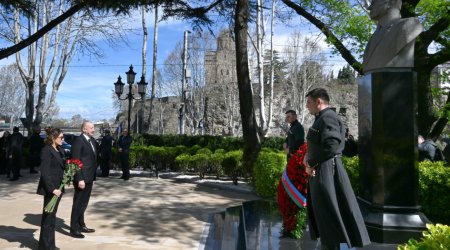 Prezident və birinci xanım Tbilisidə Ulu Öndərin abidəsini ZİYARƏT ETDİLƏR - FOTO/VİDEO