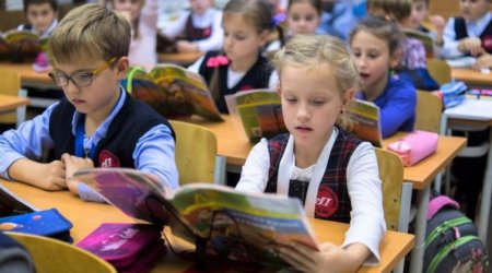 Rusiya məktəblərində QANLI İNSİDENT&ndash; Şagird müəllimi bıçaqla öldürdü - VİDEO