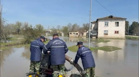 Bakının bu əraziləri yağış sularından təmizlənir &ndash; VİDEO