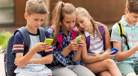 Yunanıstan da uşaqların sosial şəbəkələrdən istifadəsini QADAĞAN EDİR