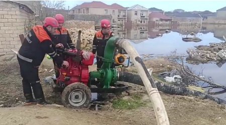 Yağışın fəsadları belə aradan qaldırılır &ndash; VİDEO