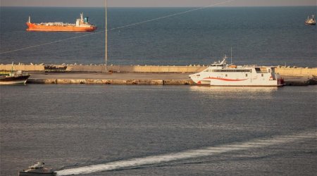 Bloomberg: Hörmüz boğazından iki iri tanker keçə bilməyib