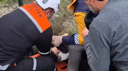 Avtomobildə sıxılı vəziyyətdə qalmış qadının xilas anı - VİDEO