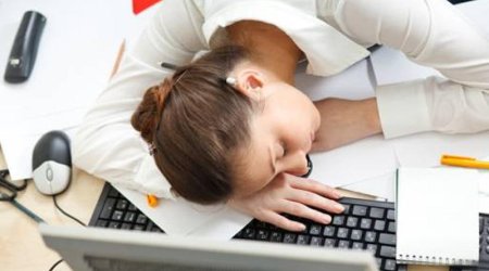 Maaşının artırılması üçün işdə yataraq etiraz etdi