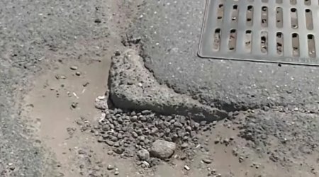 Binəqədi-Balaxanı yolunda çuxurlar maşınları sıradan çıxarır - VİDEO