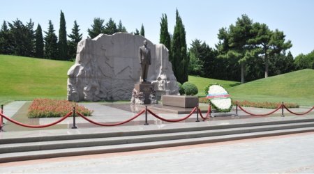 Latviya Prezidenti Heydər Əliyevin məzarını ziyarət etdi