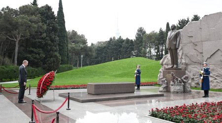 Latviya Prezidenti Heydər Əliyevin məzarını ziyarət etdi - FOTO