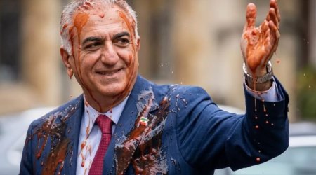 Berlində Pəhləvinin üzərinə qırmızı maye atıldı