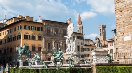 Dostlarının sözü ilə heykələ dırmaşdı &ndash; Beş min avro ZİYANA DÜŞDÜ