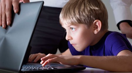 Daha bir ölkə uşaqlar üçün sosial şəbəkələri QADAĞAN EDİR