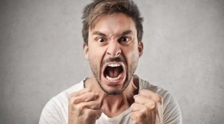 Niyə bəzi insanlar tez-tez söyüş söyür? - İZAHI