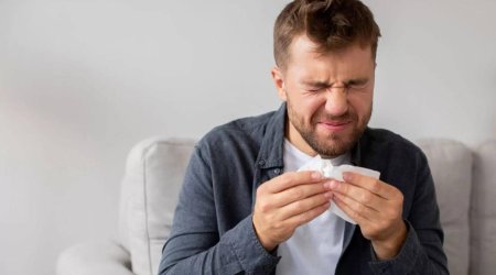 Asqırarkən qığırdağını SINDIRDI, xəstəxanalıq oldu