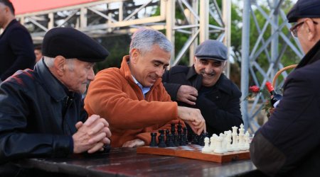 Anar Ələkbərov bulvarda təqaüdçülərlə şahmat oynadı - FOTO