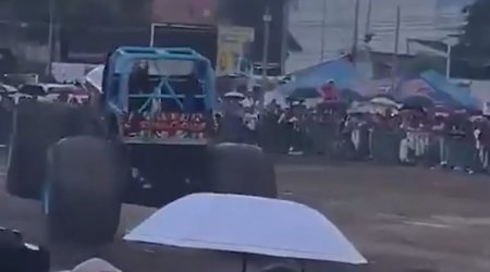 Qadın sürücü monstr avtomobili insanların üzərinə sürdü: 3 ölü, 40 yaralı var &ndash; VİDEO
