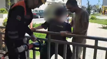 Ayağı dəmir barmaqlıqların arasında qaldı - VİDEO