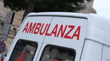 İtaliyada silahlı şəxs avtomobili sürətlə insanların üzərinə SÜRDÜ