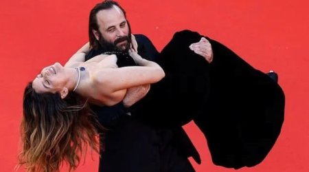 Kannda qırmızı xalça: Letisiya Kasta filmin premyerasına belə gətirildi &ndash; FOTO