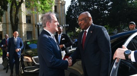 Ceyhun Bayramov sudanlı həmkarını qarşıladı - FOTO